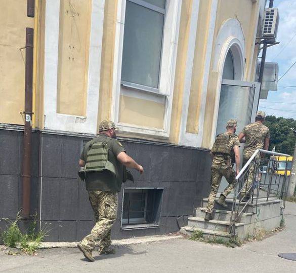 В Полтаві ТЦК із зброєю захоплюють приміщення 